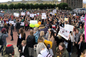 В Петербурге началась согласованная акция в поддержку сестер Хачатурян. На ней собралось больше 1000 человек