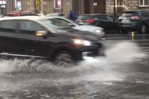 Петербург снова в воде. После ливня затоплены улицы, железнодорожная станция и жилой дом