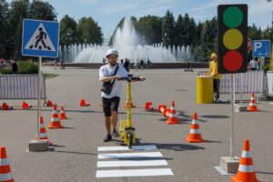 Новые ограничения для кикшеринга вступят в силу на следующей неделе. Полицейские тем временем изымают электросамокаты с улиц